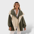 Trench elegante de algodón encerado resistente al agua
